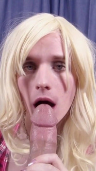 Junge blonde transe liebt schwanz so sehr