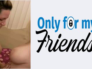 Only for my Friends: 섹스 토이를 즐기고 손가락으로 자위하고 싶어하는 18살 창녀 두 명과 레즈 섹스