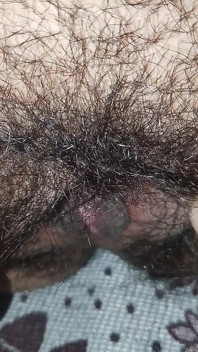 그녀의 털이 무성한 미시 보지를 핑거링