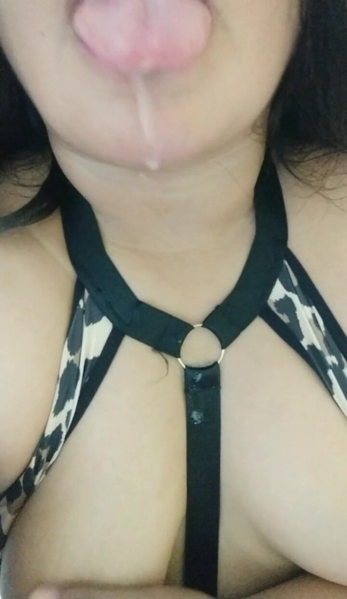 Carla Villalobos: Latina com uma bunda grande se encontra sozinha na casa...