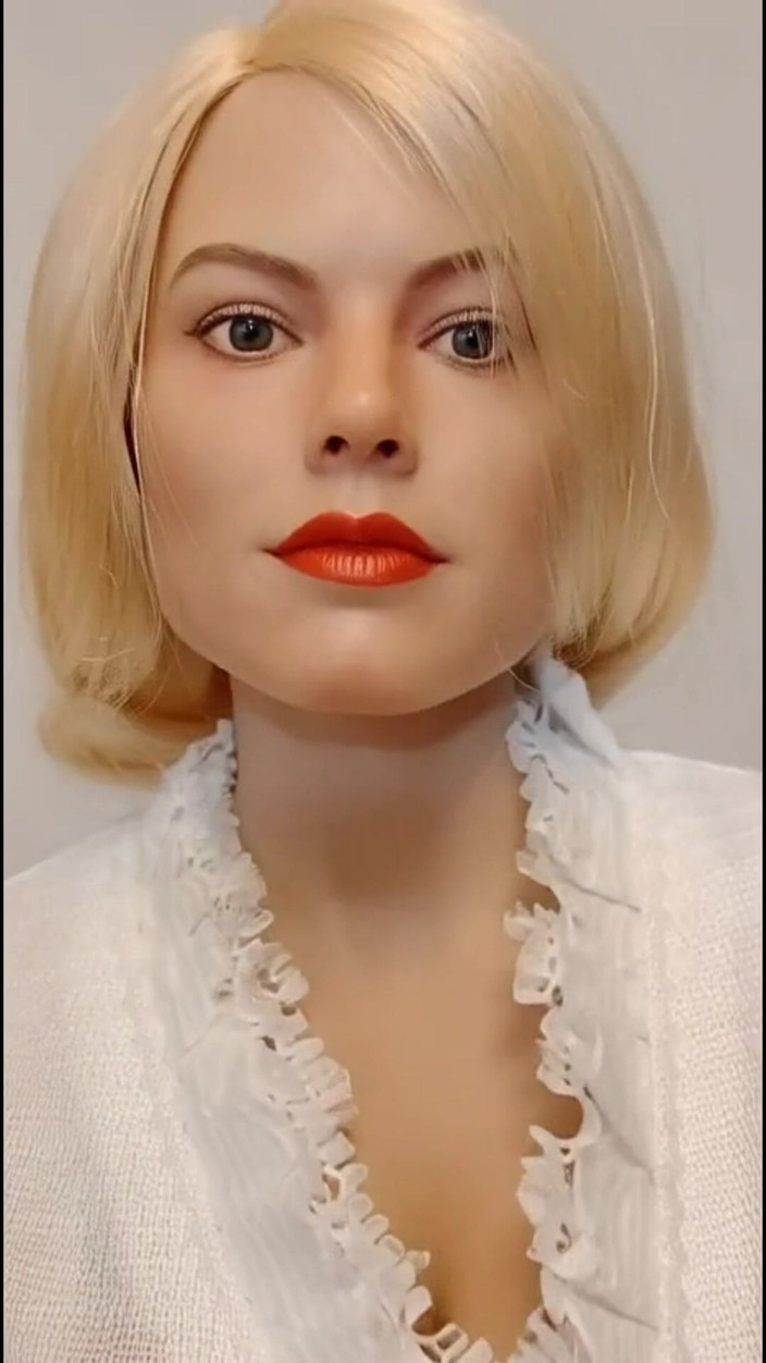 PeacefulDigit325: Margot si spoglia