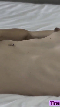 天然娇小辣妹和她坚硬的kintelle独奏