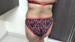 Desi Angel: Moje tetička ukazuje své červené kalhotky a podprsenku a učí mě...