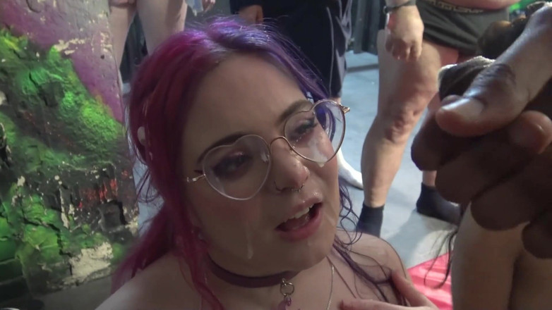 100% Amateur Gangbang and Bukkake from the UK!: Trzy oszałamiające pisklęta dzielące się zawsze kutasem w pokoju
