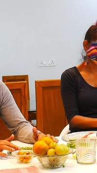 Eenzame huisvrouw belt Househelp om te koken en te neuken in de keuken 1