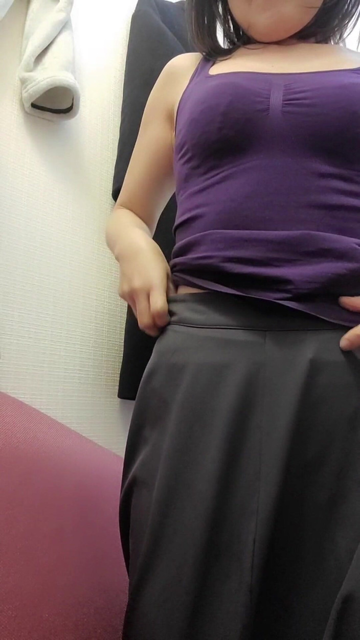 Mayumi Kanzaki: Una modella che si cambia in sala d'attesa per una...