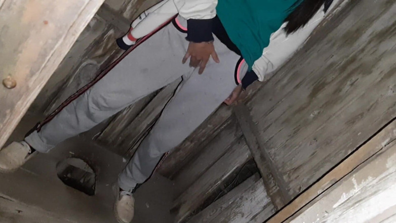 Lesbian-illusion: Nachytal jsem svoji sousedku masturbovat na záchodě na ulici a...