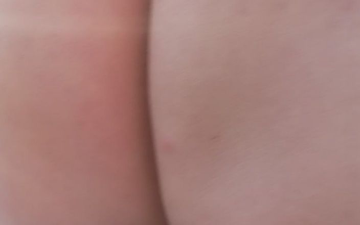 Morbosete000: Je marche en montrant mon cul en string, je m’exhibe