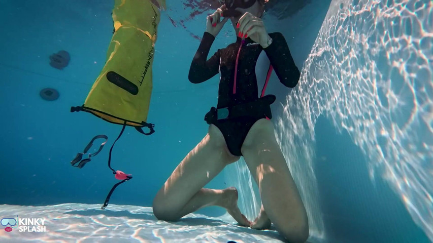 Secret Underwater Kink Session in My Pool Hiding From Neighbours (UKCuteGirl)