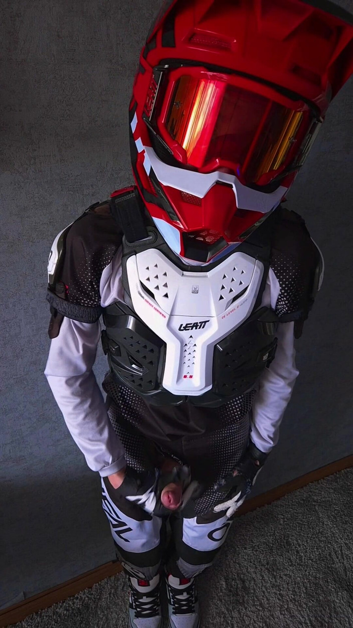 Sneakersmax98: Ejaculează pe cască în timp ce nimeni nu se uita.