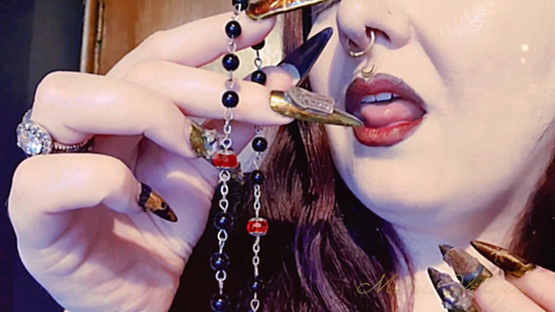 Mxtress Valleycat: Mis Uñas Son Tu Dios