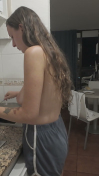 Figliastra Cucina La Cena Con Il Patrigno, Le Cose Diventano Imperversanti E Iniziano a Frizzante in Cucina