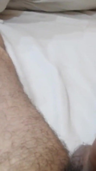 Une petite amie mignonne se sent timide quand un mec lui touche les seins