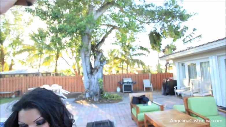 Angelina Castro: Angelina Castro, MILF latina, adore le garçon de la piscine !