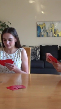 Strip Spoons Card Game com dois jogadores entusiasmados