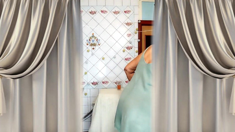 Lukerya: Suri rumah panas Lukerya di dapur: twerking dengan punggung besarnya...