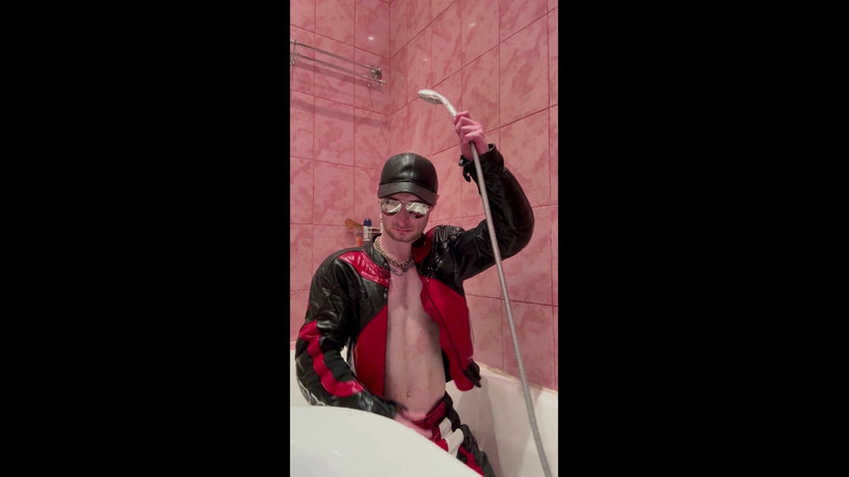 KinkySirius: Biker in Motorradmontur wird im Badezimmer nass