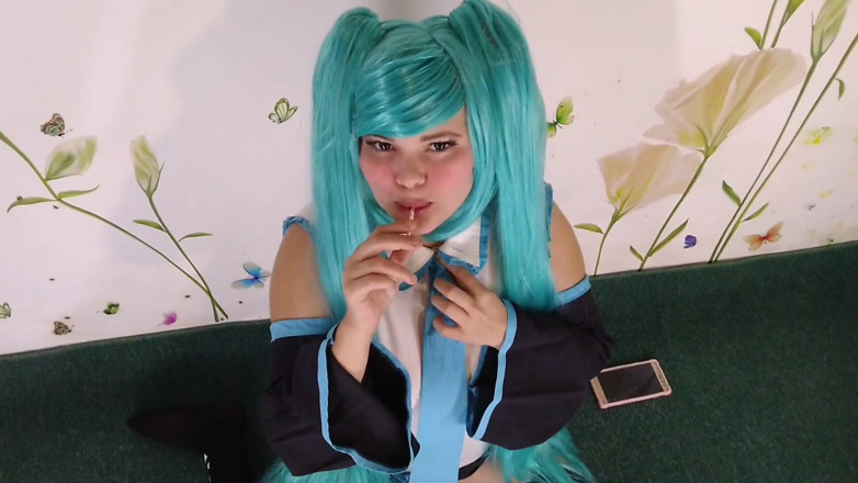 LizAngel: Miku sta succhiando la caramella e sbavando