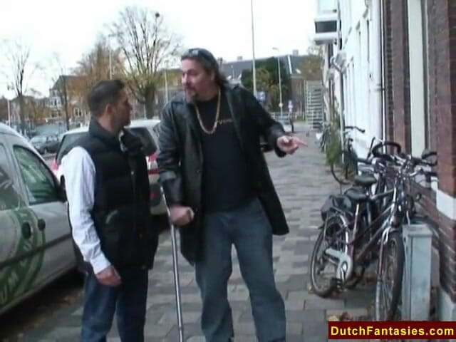 Dutch Fantasies: Sexy morena chupa la polla del chico