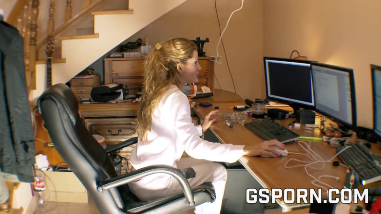 GS studio: Una segretaria bionda si masturba con il mouse del computer