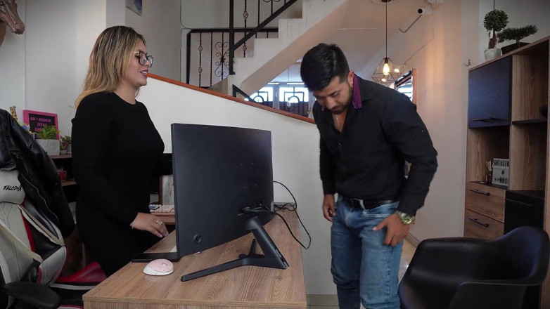 Juliana Rose: Wanita muda yang belum berpengalaman pergi melamar pekerjaan tapi ditolak,...