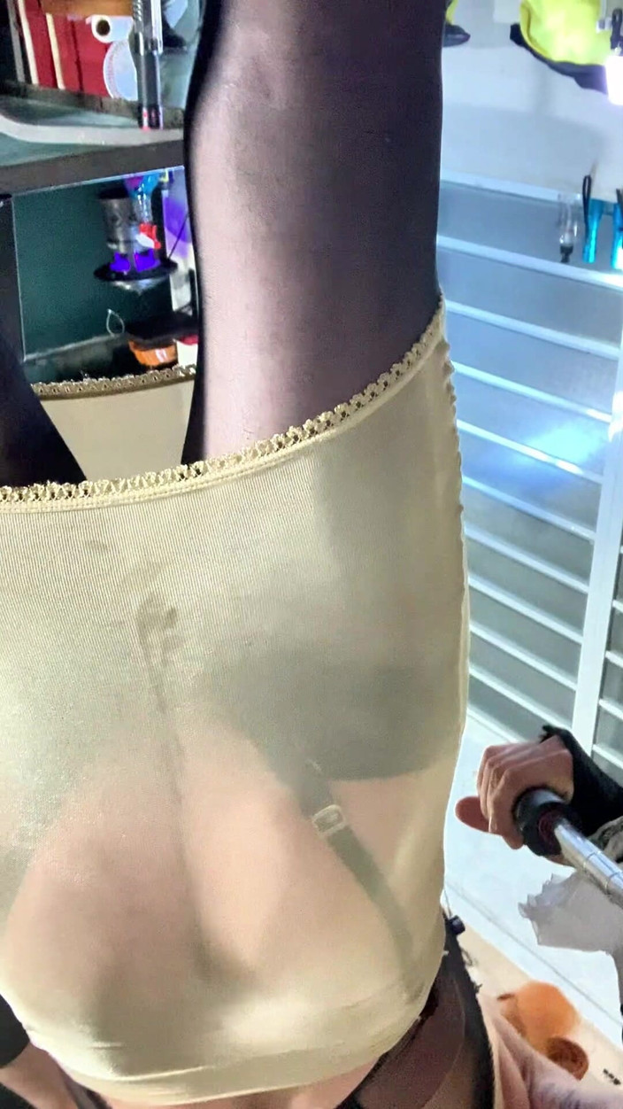 Benito414: Seksi transseksüel altın korse iç çamaşırı dışarıda