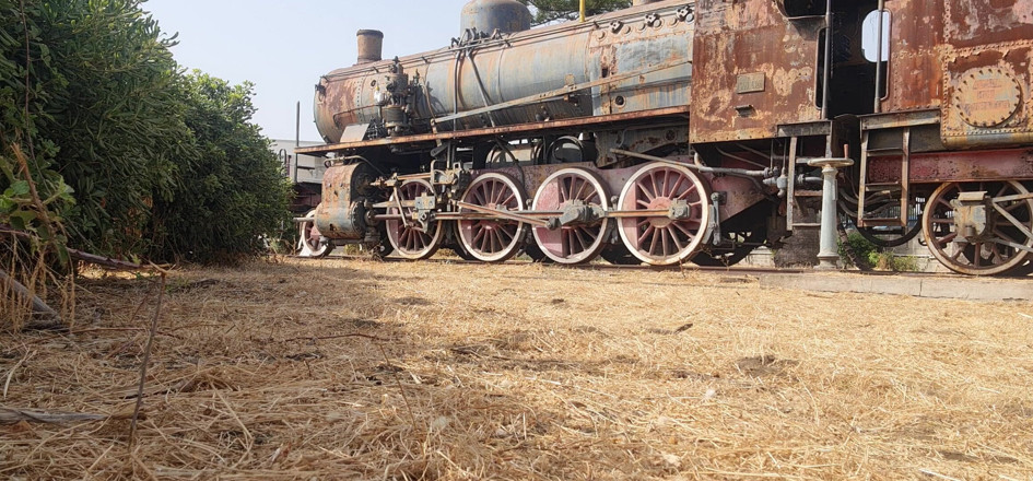 Mirko2589: Desnudo cerca de un viejo tren