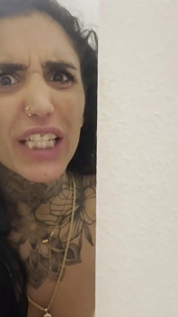 La miLF tettona tatuata squirta forte in faccia con il giocattolo