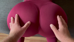 Christy X Taylor: Cul parfait dans un pantalon d’entraînement à la gym