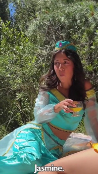 Princesses mignonnes Jasmine et Blanche-Neige par des gars impolis dans une forêt de conte de fées