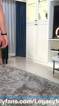 Trio, deux asiatiques canon et sexy se baisent avec un mec musclé à la grosse bite noire