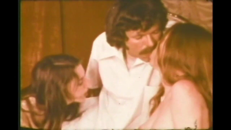 Vintage megastore: Pengasuh remaja vintage dengan memek berbulu disetubuhi oleh kontol besar (film...