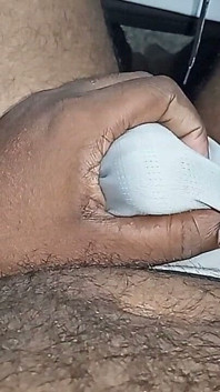 Mein indischer schwanz masturbiert und lutscht möpse