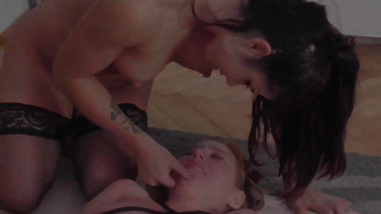 Femdom Austria: Hermosa amante azotando su sumisa