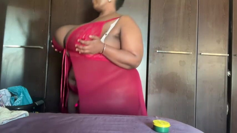 Legendary Booty Overdose: Nerd gordinha stripteasing e gemido alto