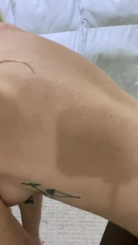 Un couple amateur travestie son mari, chaudasse mariée, parle de sa femme qui se tape d’autres mecs dans des bas de lingerie, High Heela