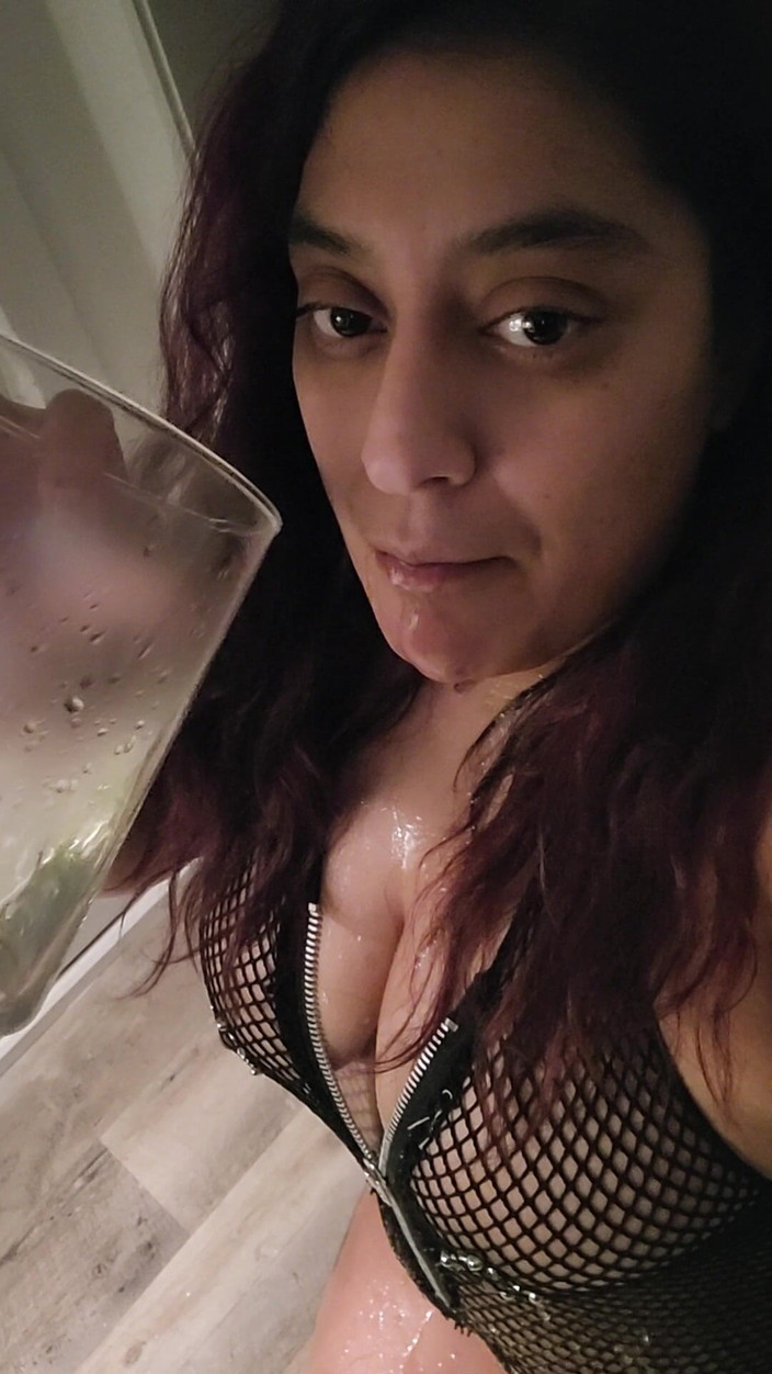 Latinaknows_best: 美丽的拉丁女郎在玻璃杯里撒尿并吞精