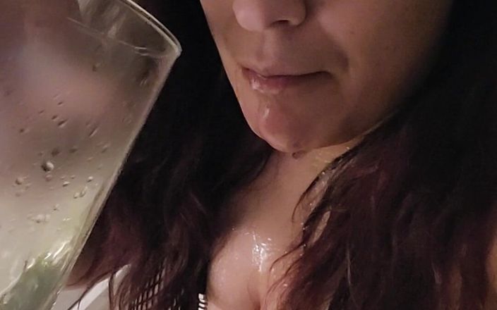 Latinaknows_best: Krásná Latina chčije do sklenice a pije všechno