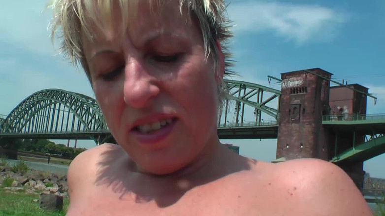 German amateur - 100% German hardcore videos: Con đĩ máy bay bà già đút nắm tay ngoài trời