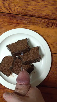Gâteau au chocolat avec du sperme