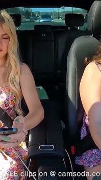 Controle Remoto Vibradores Fazem Peituda MILF E Peituda Menina Mostrar E Orgasmo No Trânsito