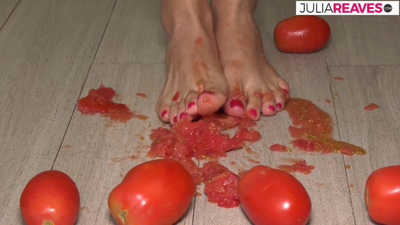 Kinky Bitches: Çırılçıplak domates suyu yapıyor ve yaparken azıyor