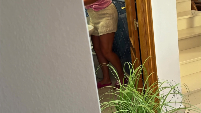 Emma Voyeur: Porte Gauche Ouverte - Collection De Pipi De Belle-mère Pour Son...