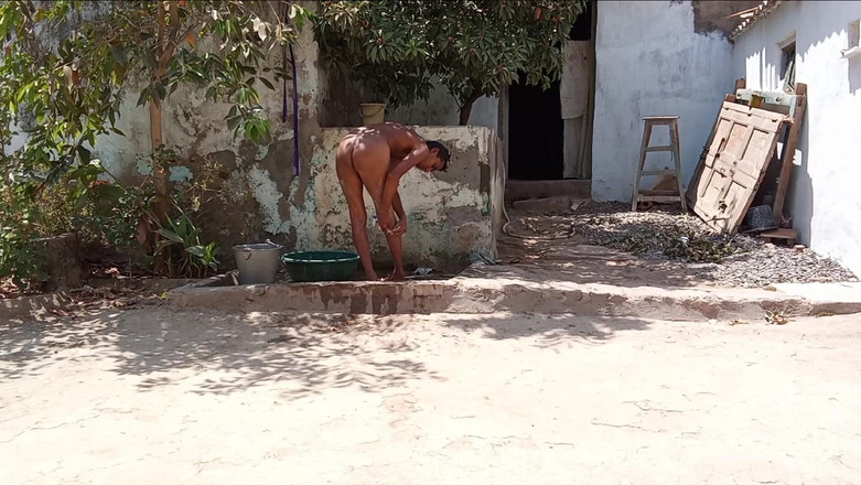 Mukesh Solanki: Mukesh Solanki bañándose