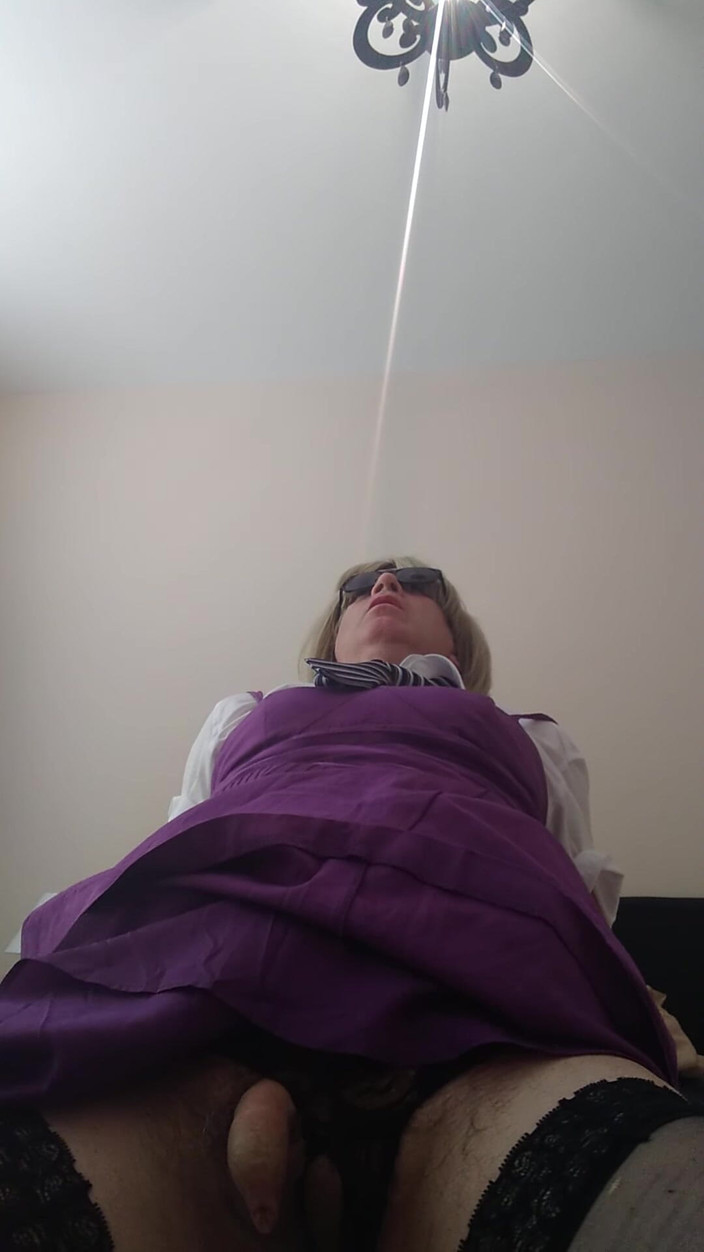 Cindy Belfast: Транс-студентка з пробкою в пизді тре свою крихітну клітику