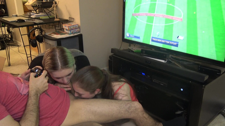 LustfulGeeks: Fifa oynarken çifte oral seks