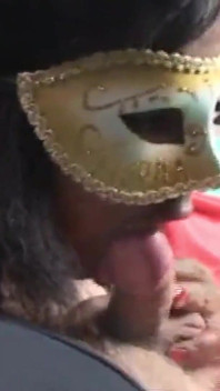 Masken-girly Xenia 18y. Menunjukkan pertunjukan blowjob terangsang 05