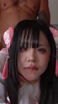 性感的亚洲陷阱樱桃在巨大的鸡巴上做爱高