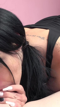 Karma Blayze överraskar Logan med oralsex