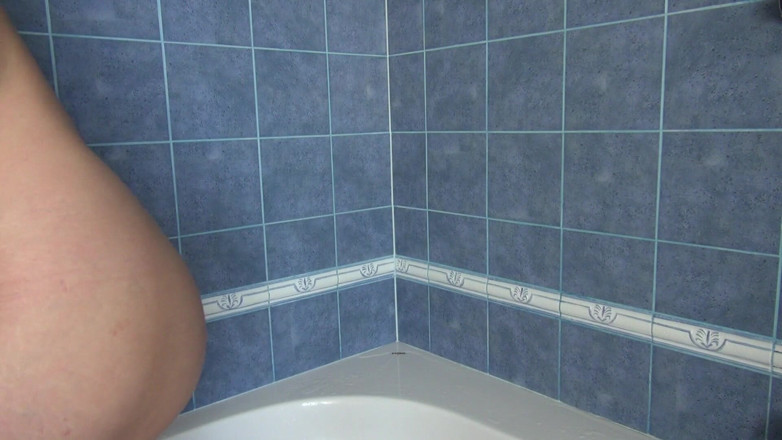 All Those Girlfriends: Lovely MILF Walleria shaving her pussy while showering